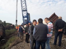 На Харьковщине грузовые вагоны въехали в пригородный поезд: есть пострадавшие (ФОТО)