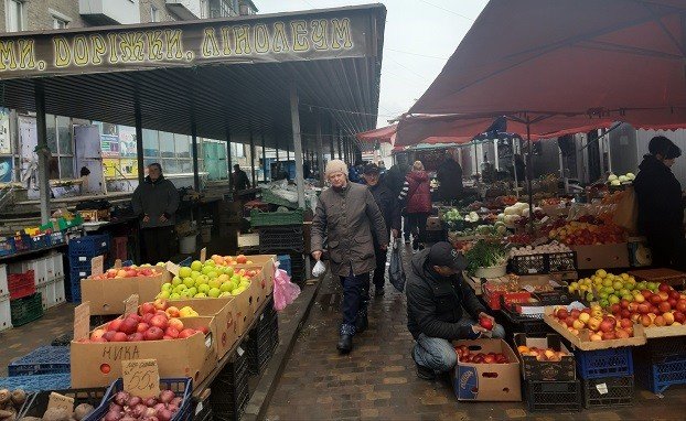 
На «Хитром» рынке в Константиновке товара много, можно выбрать дешевле
