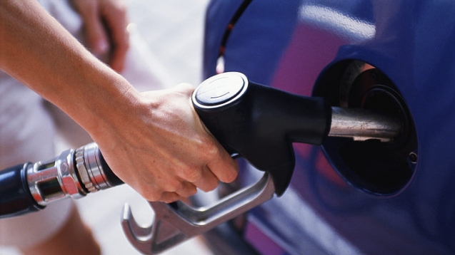 Постановлением Кабмина цена на бензин повысится еще на 2 гривны