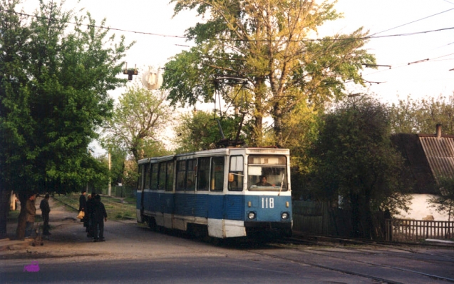Вагон 118 на служебном рейсе на Пушкинской улице у перекрестка с улицей Тельмана. Фото АО, 6.5.1999.