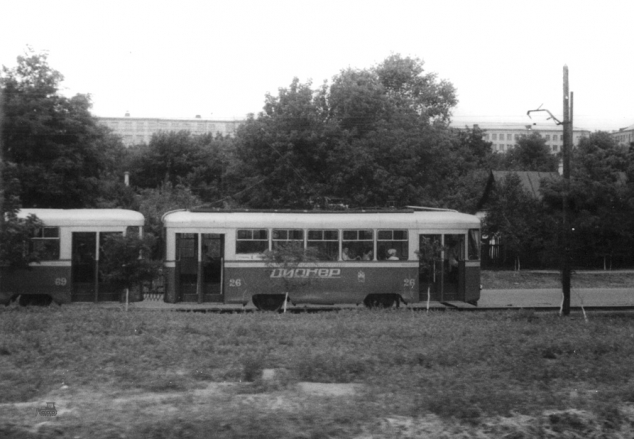 Поезд КТМ+КТП-2 26+69 на улице Ленина из окна беспересадочного вагона Таллинн – Адлер. Фото: Ilmar Adamson, июль 1963.