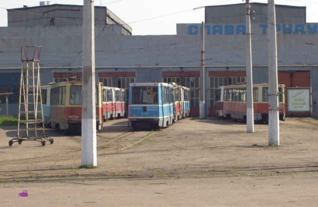 Вид через задние ворота депо: в центре вагон 139, слева 167... Фото: Наталья Хрипаченко, 4.5.2004.