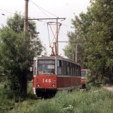 У вагона 146 сломался пантограф на одноколейном участке 3-го маршрута. За ним вагон 157. Фото АО, 19.6.1992.