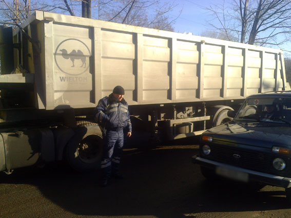 В Константиновке остановлен грузовик с 22 тоннами ферросплава, который перевозился незаконно