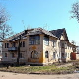 Дом на углу улицы Суворова и Школьная