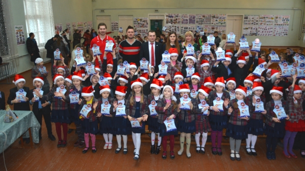 Дети Донецкой области получили более 60 000 новогодних подарков от ХК "Донбасс"