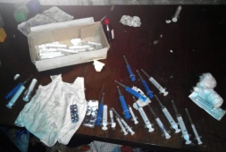 Полиция обнаружила в наркопритоне детей, которые ждали, пока родители примут очередную дозу