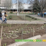 Высаженный цветами логотим газеты Знамя индустрии