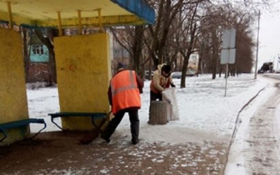 Кто и как часто убирает мусор на автобусных остановках в Константиновке