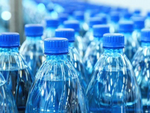 Медик развенчал мифы о полезных свойствах воды в бутылках