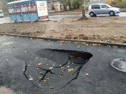 Земля уходит из под ног: В Константиновке появились дыры на новом тротуаре