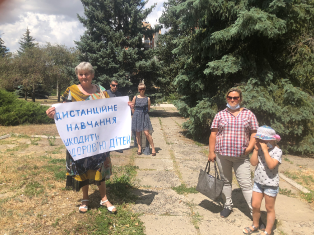 Против дистанционного обучения в школах: Жители Константиновки вышли на митинг