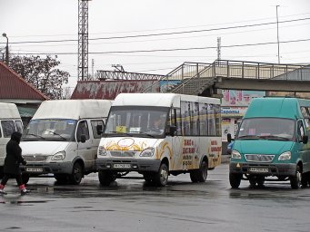 Маршрутні таксі на привокзальній площі: дощовий квітень 2015 року