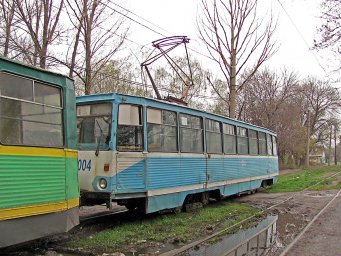 Трамвайний вагон №004 на вулиці Островського: весняний день 2015 року