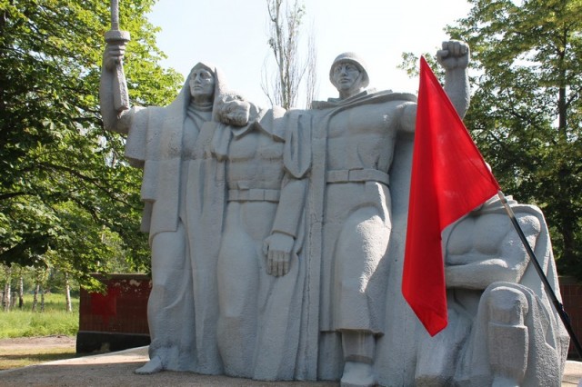 Коммунисты Константиновки почтили память погибших в Великой Отечественной войне