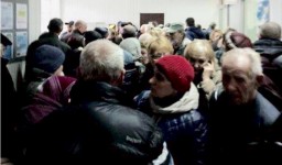 Более 300 ВПЛ в очереди в центральном отделении Ощадбанка в Константиновке