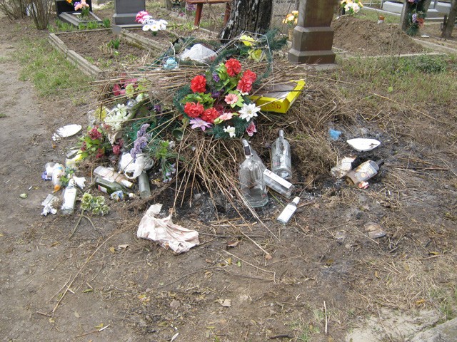 В Константиновке с кладбищ вывозят не весь мусор