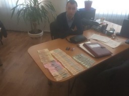 В Константиновке при получении взятки в сумме 10 тыс грн задержан сотрудник фискальной службы и его 
