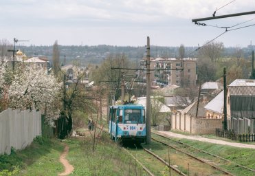 Весняний рейс вулицею Краснодарською: Трамвай №004 прямує приватним сектором (нині &mdash; вулиця Холодноярська)