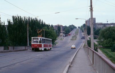 Підйом на шляхопровід: Трамвай №116 на вулиці Бєлоусова (червень 1992)