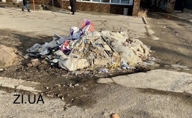 Куча мусора на тротуаре: Как соблюдают правила благоустройства в Константиновке