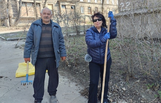 Как жители многоэтажек Константиновки помогают коммунальщикам