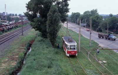 Індустріальний ритм Костянтинівки: Трамвай №124 та панорама північного шляхопроводу (червень 1992)