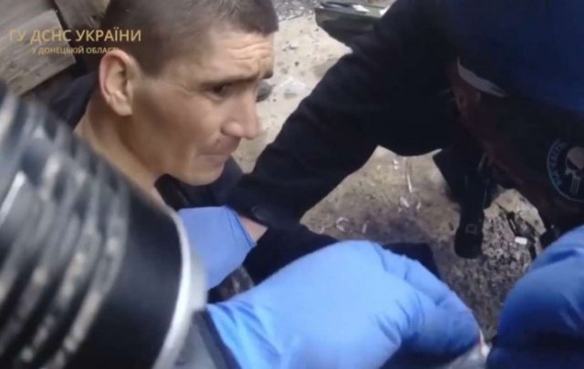 
        В Константиновку привезли раненого в результате обстрела мужчину