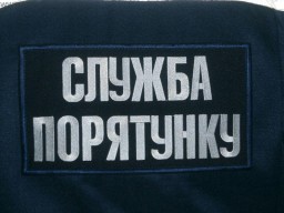 Спасатели открыли захлопнувшуюся дверь квартиры, где осталась 6-летняя девочка