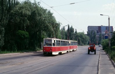 Легенда в движении: красно-белые трамваи 71-605А на улице Емельянова. Июль 1992 года.