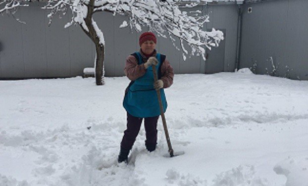 Константиновку засыпало снегом: Коммунальщики стараются справиться с непогодой
