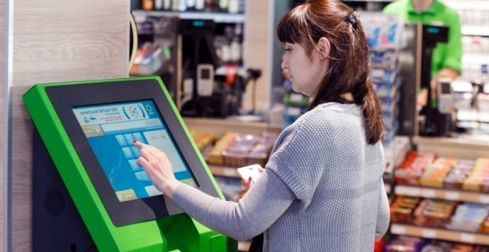В Украине ужесточают правила пополнения банковских карт через терминалы