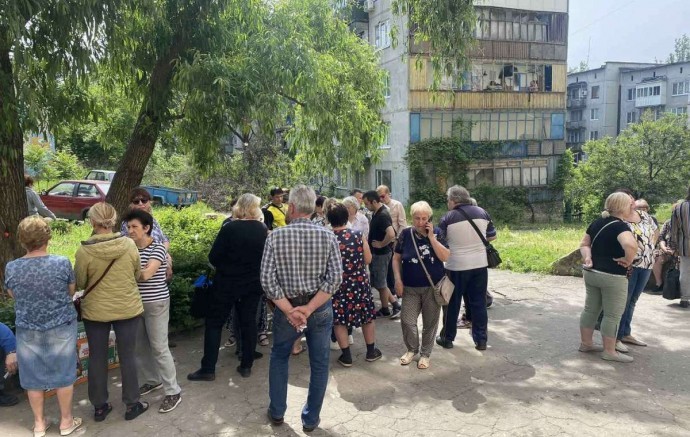 В Константиновке раздали стройматериалы жителям пострадавших многоэтажек
