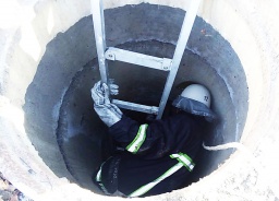 В Константиновка спасатели помогли мужчине упавшему в  яму