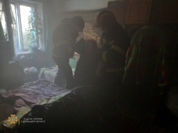 В Константиновке пожарные во время тушения пожара спасли женщину