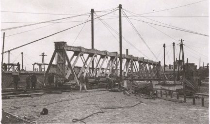 Строительство нового моста в конторе зеркальных заводов 1941-42 гг