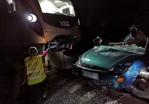 Поезд Интерсити+ сообщением «Константиновка-Киев» протаранил автомобиль
