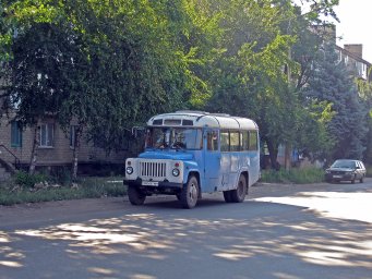 Службовий автобус КАвЗ-3270 на вулиці Леніна: липневий ранок 2013 року