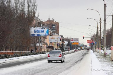 Світлофор на перехресті пр. Ломоносова та вул. Шмідта: зимовий ранок 2017 року (нині назви вулиць змінені)