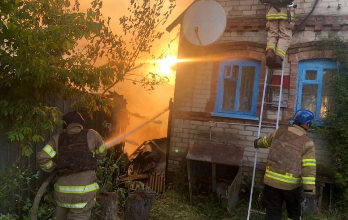 Спасатели Константиновки тушили пожар в частном доме после обстрела