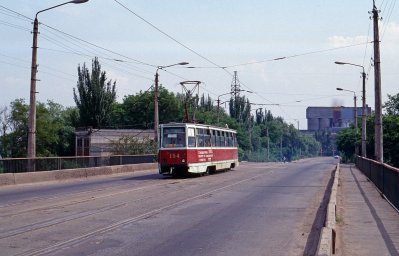 Маршрут №25 у роботі: трамвай 71-605А №154 на під'їзді до мосту. Липень 1992 року.