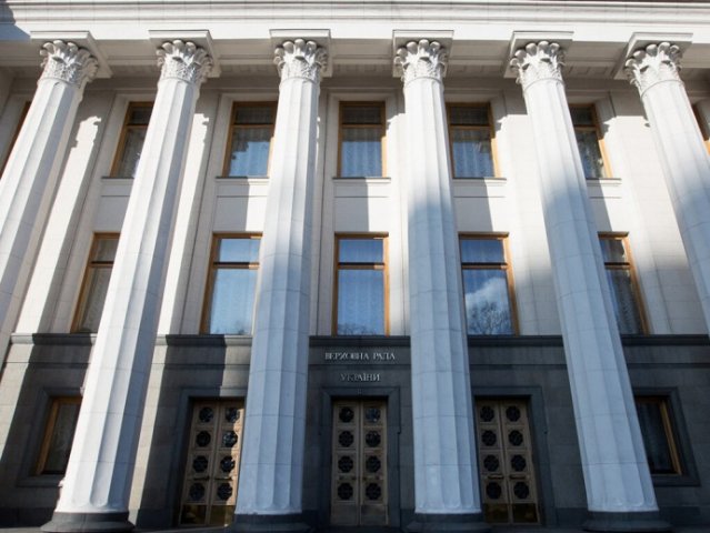 Рада приняла закон о повышении минимальной зарплаты до 5000 гривен