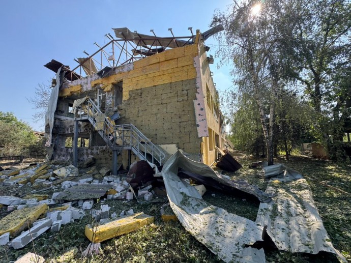 Російські атаки по Костянтинівці тривають: ворожі удари по школі та житлових будинках