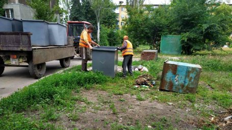 В Константиновке во дворах установили новые мусорные контейнеры