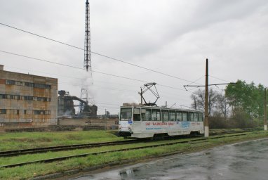 Трамвайна весна в промзоні: Вагон №004 на тлі велетенської труби Хімзаводу