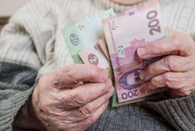 В «Ощадбанке» готовы еще на три месяца продлить карты пенсионеров из ОРДЛО