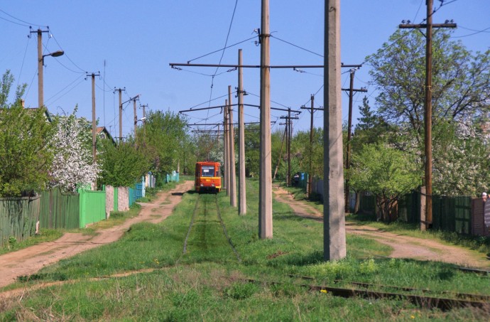 Трамвайная весна на улице Дружковской: Вагон №001 на пути через цветущие сады