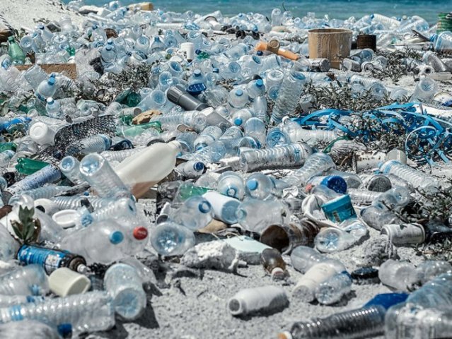 Дно украинских водоемов усеяно пластиковым мусором - эксперт