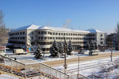 Зимовий ранок: Будівля виконкому та засніжена магістраль