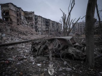 Зруйнований авіабомбовим ударом будинок по Космонавтів, 1